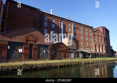 Certosa di Pavia, Lombardie, Italie: Paysage d'hiver le long du Naviglio Pavese, canal entre Milan et Pavia, en février. Bâtiment industriel historique Banque D'Images