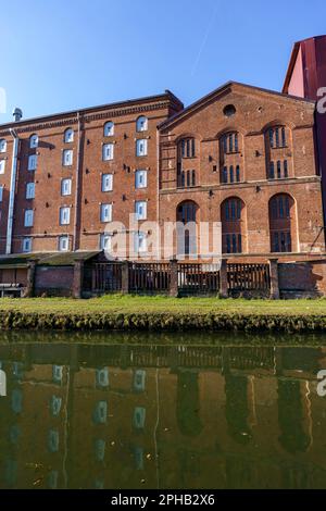 Certosa di Pavia, Lombardie, Italie: Paysage d'hiver le long du Naviglio Pavese, canal entre Milan et Pavia, en février. Bâtiment industriel historique Banque D'Images