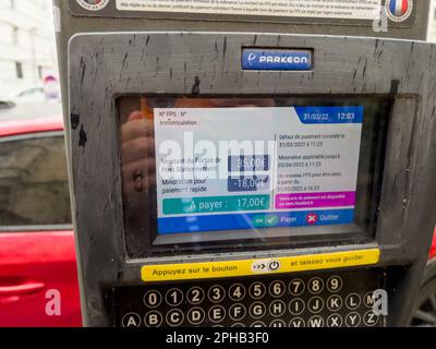 Strasbourg, France - 31 mars 2022 : une vue rapprochée d'un parkeon rouge situé dans une rue animée de France, présentant des informations sur l'argent et la technologie utilisés pour payer les amendes de stationnement. Banque D'Images