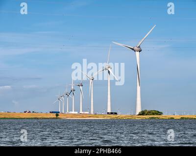 Rangée de huit éoliennes dans un parc éolien sur la côte de Ketelmeer, Flevoland, pays-Bas Banque D'Images