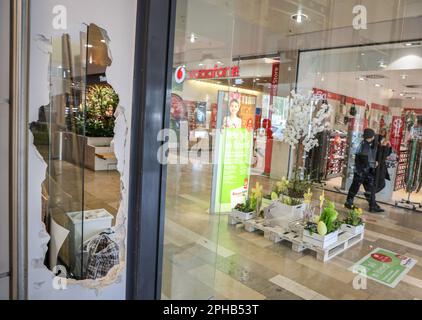 Brême, Allemagne. 27th mars 2023. Un trou est visible dans le mur d'un barbershop du centre commercial Roland-Centre de Brême-Huchting. Au cours du week-end, selon la police, les cambrioleurs avaient ouvert les murs de plusieurs magasins afin d'accéder par eux aux vitrines d'un magasin de bijoux, d'où ils ont volé des bijoux d'une valeur encore non quantifiée. Credit: Focke Strangmann/dpa/Alay Live News Banque D'Images