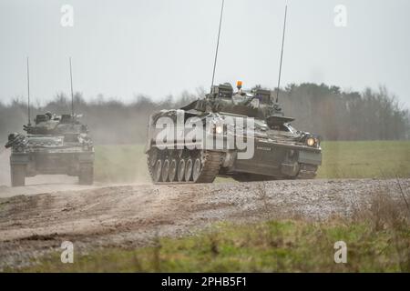 Deux véhicules de combat FV510 Warrior de l'armée britannique manœuvrent lors d'un exercice militaire, Wiltshire, Royaume-Uni Banque D'Images