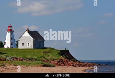 Le phare en bois de Panmure Head et la maison de gardien se trouvent sur l'île Panmure, sur la côte du détroit de Northumberland, dans l'est de l'Île-du-Prince-Édouard. Banque D'Images