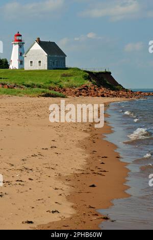 Le phare historique de Panmure Head surplombe la plage et le littoral du détroit de Northumberland sur l'île de Panmure, dans l'est de l'Île-du-Prince-Édouard. Banque D'Images