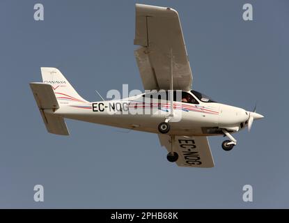 Un Tecnam P2008JC de Canavia débarquant à l'aéroport El Berriel Gran Canaria îles Canaries Banque D'Images