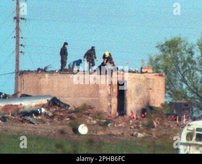 17 avril 2001: 21 avril 1993 Waco, Texas chargement des sacs de corps sur le dessus du bunker. © Bob Daemmrich/.l'image reproduit le mieux jusqu'à 1/4 pages, 300 dpi. (Credit image: © Bob Daemmrich/ZUMA Press Wire) USAGE ÉDITORIAL SEULEMENT! Non destiné À un usage commercial ! Banque D'Images