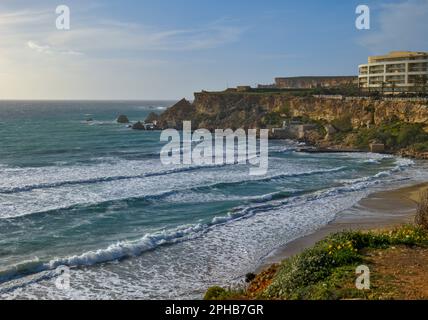 Hôtel sur la falaise au-dessus de la plage de Ramla, Melieha, Malte Banque D'Images