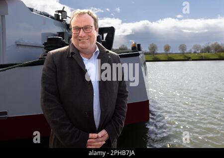 Waltrop, Allemagne. 27th mars 2023. Oliver Krischer, ministre de l'Environnement de la NRW. L'institut de recherche DST présente un navire de fret d'essai autonome. Grâce au radar, aux caméras, aux scanners laser et aux capteurs, le navire d'essai de 100 mètres de long est de diriger « de manière autonome et sûre » à travers le canal Dortmund-EMS, promet l'institut, qui est basé à l'Université de Duisburg-Essen. Un skipper est à bord uniquement pour des raisons de sécurité. La technologie offre de bonnes perspectives d'avenir compte tenu de la grave pénurie de travailleurs qualifiés dans le transport maritime intérieur. Crédit : Dieter Menne/dpa/Alay Live News Banque D'Images