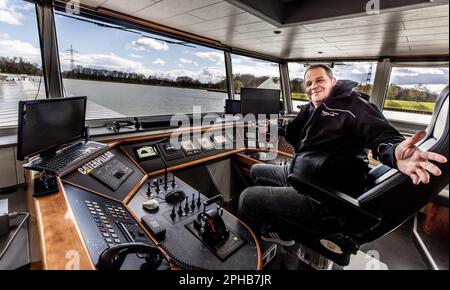 Waltrop, Allemagne. 27th mars 2023. Le Shipmaster David Tangermann contrôle le navire de fret d'essai en fonctionnement autonome présenté par l'institut de recherche DST. Grâce à un radar, des caméras, des scanners laser et des capteurs, le navire d'essai de 100 mètres de long sera dirigé « de manière autonome et sûre » à travers le canal Dortmund-EMS, promet l'institut, qui est basé à l'Université de Duisburg-Essen. Un skipper est à bord uniquement pour des raisons de sécurité. Compte tenu de la grave pénurie de travailleurs qualifiés dans la navigation intérieure, la technologie offre de bonnes perspectives d'avenir. Crédit : Dieter Menne/dpa/Alay Live News Banque D'Images