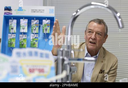 Président de NEOPERL Far East Ltd Tommy Burk, qui dit que l'installation de dispositifs d'économie d'eau peut aider à réduire les émissions de carbone, photographié dans sa société à Tsim Sha Tsui. 28FEB23 SCMP/ Xiaomei Chen Banque D'Images