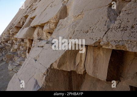 Gros plan de la structure de la pyramide Bent à Dahshur, en Basse-Égypte Banque D'Images