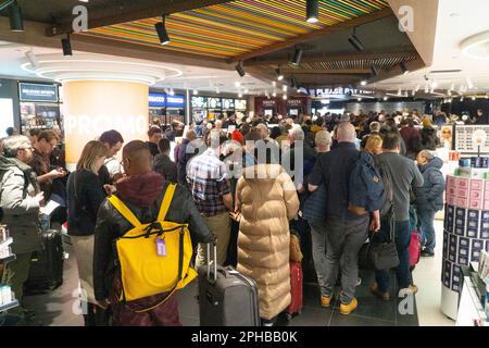 Bruxelles, Belgique. 27th mars 2023. La confusion régnait parmi les foules à la gare du midi de Bruxelles, car les lignes électriques en descente près de Tourpes, dans le sud de la Belgique, ont entraîné des retards dans les trains Eurostar. Les passagers en provenance de Belgique et en provenance d'Allemagne et des pays-Bas ont dû faire face à des retards de près de trois heures, le personnel de l'Eurostar distribuant gratuitement de l'eau et des gaufres pendant qu'ils attendaient. Credit: Anna Watson/Alay Live News Banque D'Images