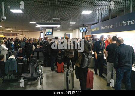 Bruxelles, Belgique. 27th mars 2023. La confusion régnait parmi les foules à la gare du midi de Bruxelles, car les lignes électriques en descente près de Tourpes, dans le sud de la Belgique, ont entraîné des retards dans les trains Eurostar. Les passagers en provenance de Belgique et en provenance d'Allemagne et des pays-Bas ont dû faire face à des retards de près de trois heures, le personnel de l'Eurostar distribuant gratuitement de l'eau et des gaufres pendant qu'ils attendaient. Credit: Anna Watson/Alay Live News Banque D'Images