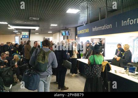 Bruxelles, Belgique. 27th mars 2023. La confusion régnait parmi les foules à la gare du midi de Bruxelles, car les lignes électriques en descente près de Tourpes, dans le sud de la Belgique, ont entraîné des retards dans les trains Eurostar. Les passagers en provenance de Belgique et en provenance d'Allemagne et des pays-Bas ont dû faire face à des retards de près de trois heures, le personnel de l'Eurostar distribuant gratuitement de l'eau et des gaufres pendant qu'ils attendaient. Credit: Anna Watson/Alay Live News Banque D'Images