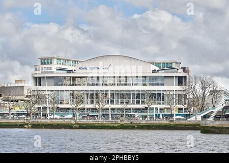 Royal Festival Hall sur la rive sud de la Tamise, Londres, Angleterre. Banque D'Images