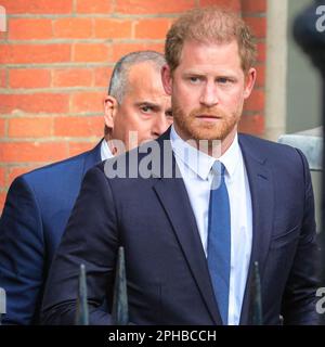 Londres, Royaume-Uni. 27th mars 2023. Le prince Harry, duc de Sussex, quitte les cours royales de justice du centre de Londres après le premier jour de l'affaire de écoutes téléphoniques et de protection de la vie privée contre les journaux associés (propriétaires du Daily Mail). Il est l'un des nombreux prestataires de l'affaire. Credit: Imagetraceur/Alamy Live News Banque D'Images