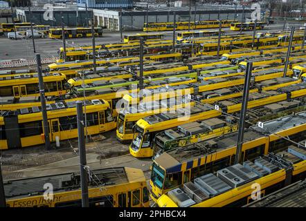 Essen, Rhénanie-du-Nord-Westphalie, Allemagne - trams au dépôt de Ruhrbahn, grève d'avertissement de Verdi et EVG. Banque D'Images