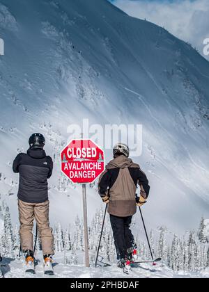 Deux skieurs contemplent le ski dans une zone fermée. Fernie, Canada Banque D'Images