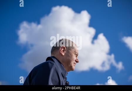 Rotterdam, pays-Bas. 27th mars 2023. Le chancelier allemand OLAF Scholz (SPD) arrive pour les consultations entre le gouvernement allemand et néerlandais à Rotterdam. Scholz se rend à Rotterdam avec plusieurs ministres. Les discussions porteront sur l'approvisionnement énergétique et la protection de l'environnement. Credit: Michael Kappeller/dpa/Alay Live News Banque D'Images