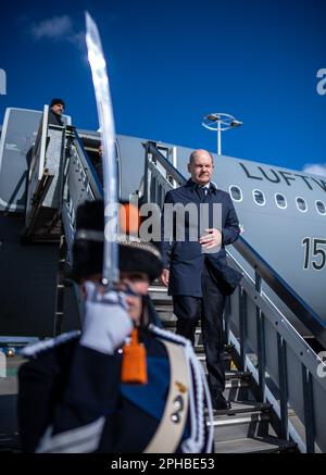 Rotterdam, pays-Bas. 27th mars 2023. Le chancelier allemand OLAF Scholz (SPD) arrive pour les consultations entre le gouvernement allemand et néerlandais à Rotterdam. Scholz se rend à Rotterdam avec plusieurs ministres. Les discussions porteront sur l'approvisionnement énergétique et la protection de l'environnement. Credit: Michael Kappeller/dpa/Alay Live News Banque D'Images