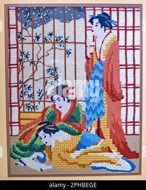 Un point d'aiguille coloré de trois femmes japonaises, peut-être Geisha. Version attachée. Banque D'Images