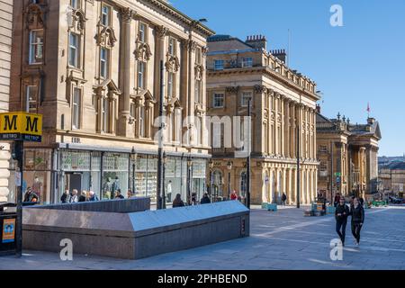 Vue sur l'historique Gray Street depuis Monument dans la ville de Newcastle upon Tyne, Royaume-Uni. Banque D'Images