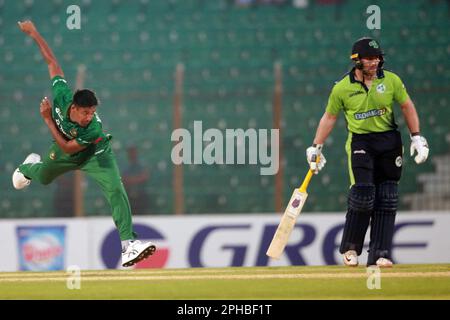 Les chauves-souris Ross Adair au Bangladesh gagnent contre l'Irlande par 22 courses (méthode DLS) dans les T20I premières de la série de trois matchs à la Zahur Ahmed Chowdhury Sta Banque D'Images