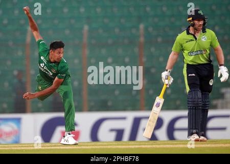 Les chauves-souris Ross Adair au Bangladesh gagnent contre l'Irlande par 22 courses (méthode DLS) dans les T20I premières de la série de trois matchs à la Zahur Ahmed Chowdhury Sta Banque D'Images