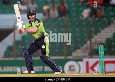 Les chauves-souris Ross Adair au Bangladesh gagnent contre l'Irlande par 22 courses (méthode DLS) dans les T20I premières de la série de trois matchs à la Zahur Ahmed Chowdhury Sta Banque D'Images