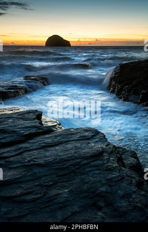 Trebarwith Strand au coucher du soleil à Cornwall, England, UK Banque D'Images