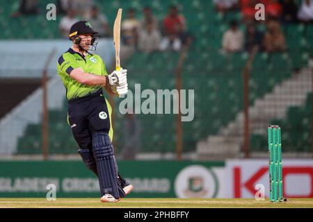 Les chauves-souris Ross Adair au Bangladesh gagnent contre l'Irlande par 22 courses (méthode DLS) dans les T20I premières de la série de trois matchs à la Zahur Ahmed Chowdhury Sta Banque D'Images