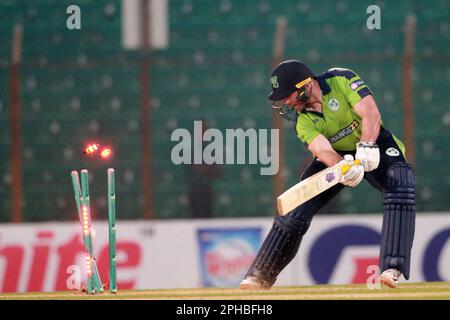 Les chauves-souris Ross Adair au Bangladesh gagnent contre l'Irlande par 22 courses (méthode DLS) dans les T20I premières de la série de trois matchs à la Zahur Ahmed Chowdhury Sta Banque D'Images