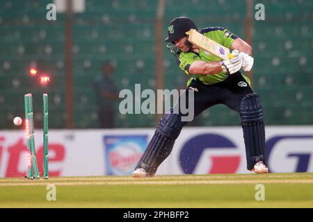 Les chauves-souris Ross Adair au Bangladesh gagnent contre l'Irlande par 22 courses (méthode DLS) dans les T20I premières de la série de trois matchs à la Zahur Ahmed Chowdhury Sta Banque D'Images