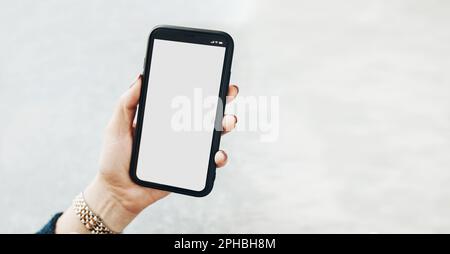 Maquette de smartphone à main femelle avec couleur blanche unie blanc vide écran isolé sur fond Uni. Personne utilisant la technologie. Téléphone mobile wi Banque D'Images