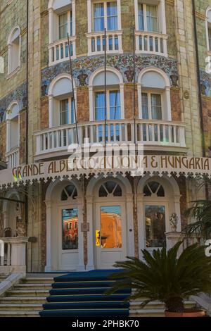 Extérieur orné de l'hôtel Grande Albergo Ausonia & Hungaria, Auconia Hungaria Palace Hotel sur le Lido de Venise en février Banque D'Images