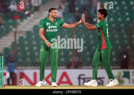 Taskin Ahmed célèbre avec ses coéquipiers l'un de ses quatre bickets tandis que le Bangladesh gagne contre l'Irlande par 22 courses (méthode DLS) dans les T20I premières de la Banque D'Images