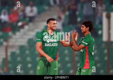 Taskin Ahmed célèbre avec ses coéquipiers l'un de ses quatre bickets tandis que le Bangladesh gagne contre l'Irlande par 22 courses (méthode DLS) dans les T20I premières de la Banque D'Images