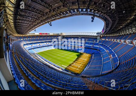 Une prise de vue aérienne en grand angle du stade Santiago Bernabeu à Madrid, en Espagne, par une journée ensoleillée Banque D'Images