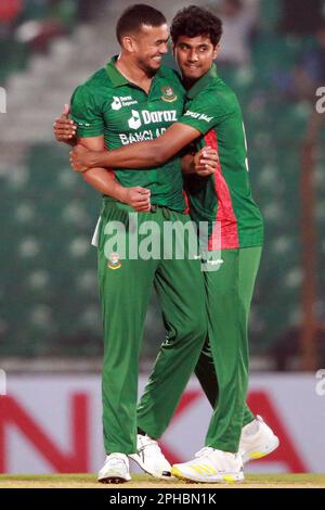 Taskin Ahmed célèbre avec ses coéquipiers l'un de ses quatre bickets tandis que le Bangladesh gagne contre l'Irlande par 22 courses (méthode DLS) dans les T20I premières de la Banque D'Images