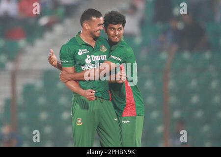 Taskin Ahmed célèbre avec ses coéquipiers l'un de ses quatre bickets tandis que le Bangladesh gagne contre l'Irlande par 22 courses (méthode DLS) dans les T20I premières de la Banque D'Images