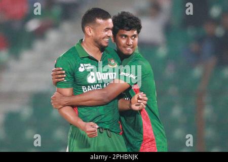 Taskin Ahmed célèbre avec ses coéquipiers l'un de ses quatre bickets tandis que le Bangladesh gagne contre l'Irlande par 22 courses (méthode DLS) dans les T20I premières de la Banque D'Images