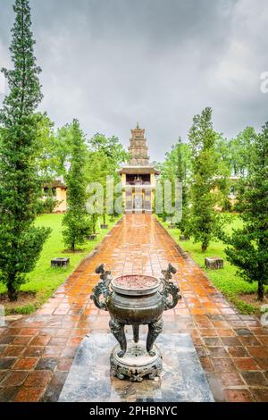 Vue sur une pagode de sept étages dans le temple de Thien Mu à Hue, Vietnam Banque D'Images