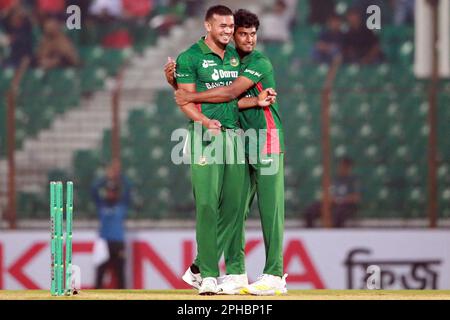 Taskin Ahmed célèbre avec ses coéquipiers l'un de ses quatre bickets tandis que le Bangladesh gagne contre l'Irlande par 22 courses (méthode DLS) dans les T20I premières de la Banque D'Images