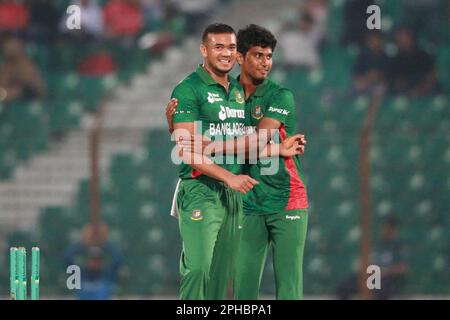 Taskin Ahmed célèbre avec ses coéquipiers l'un de ses quatre bickets tandis que le Bangladesh gagne contre l'Irlande par 22 courses (méthode DLS) dans les T20I premières de la Banque D'Images