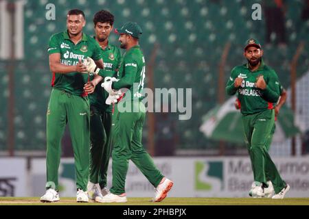 Taskin Ahmed célèbre avec ses coéquipiers l'un de ses quatre bickets tandis que le Bangladesh gagne contre l'Irlande par 22 courses (méthode DLS) dans les T20I premières de la Banque D'Images