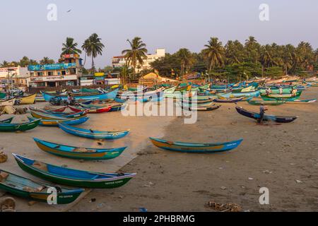 Bateaux de pêche sur la plage de Murudeshwar (Karnataka, Inde) Banque D'Images