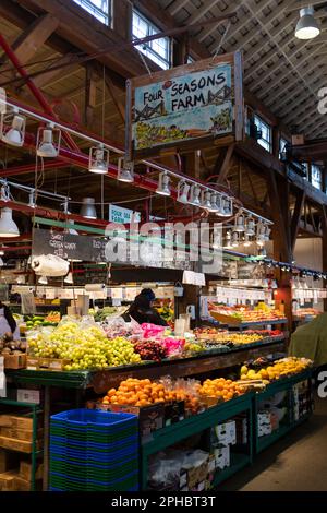 Fruits et légumes à vendre dans un étalot de produits du marché de Granville Island, l'un des meilleurs endroits pour manger à Vancouver, en Colombie-Britannique Banque D'Images