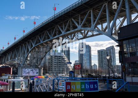 Le pont Granville traverse les rues, les boutiques et le quai de Granville Island, à Vancouver, en Colombie-Britannique Banque D'Images