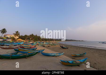 Bateaux de pêche sur la plage de Murudeshwar (Karnataka, Inde) Banque D'Images