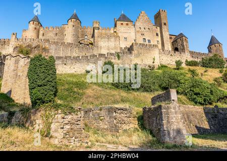 Vue panoramique de la ville médiévale de Carcassonne en France contre le ciel d'été Banque D'Images